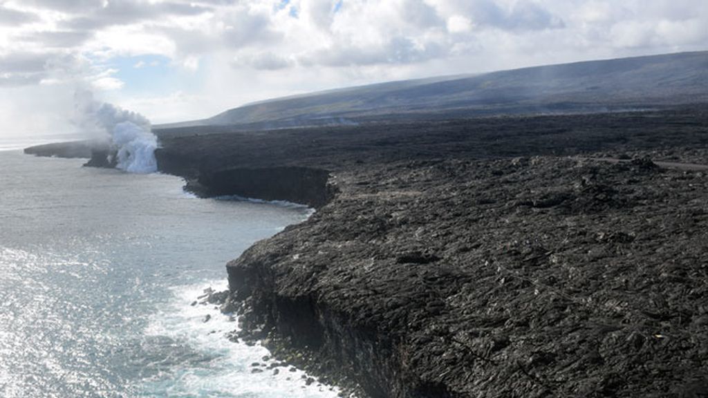 La lava causó explosiones litorales que se alzarón dos veces por encima del acantilado