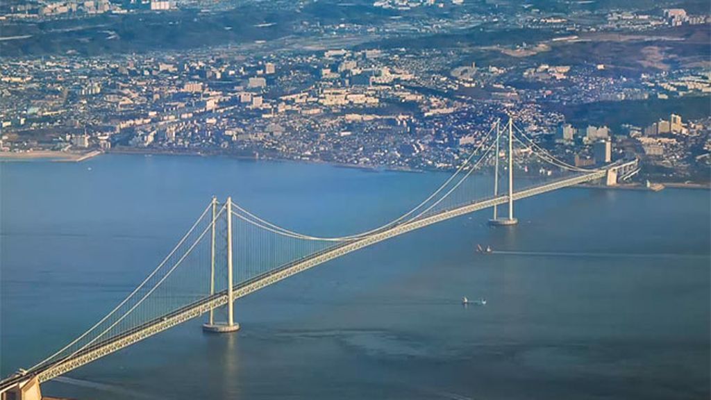 El Gran Puente del Estrecho Akashi Kaikyō está en Japón  y tiene 283 metros de altura