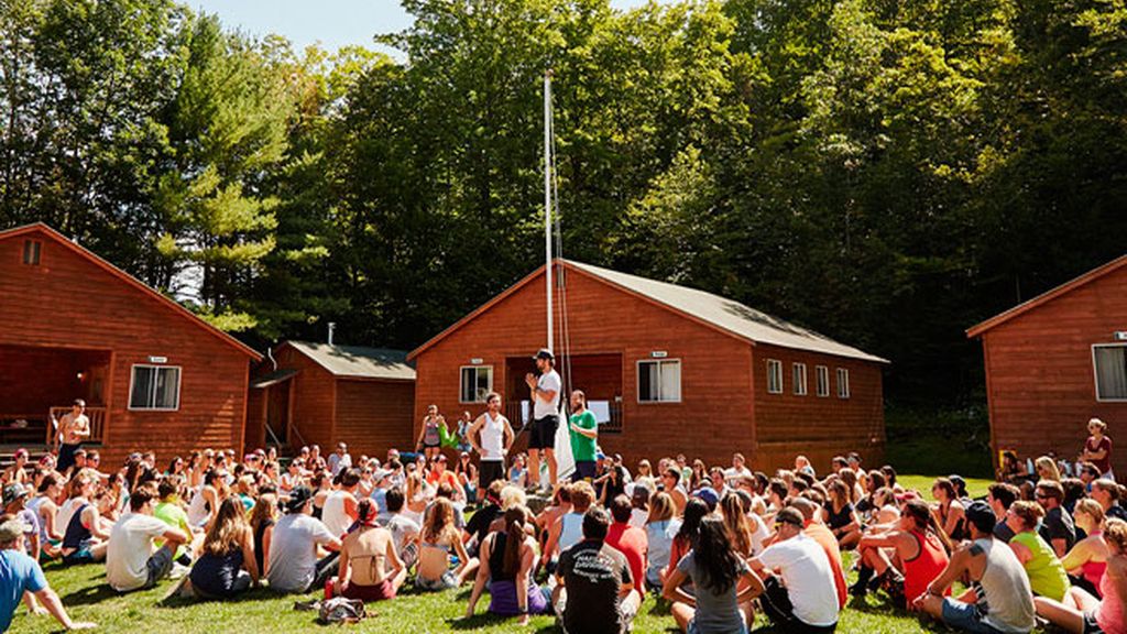 Surf, yoga, inglés... los mejores campamentos de verano para adultos