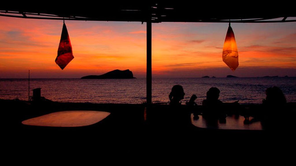Un atardecer con banda sonora en Cala Conta (Ibiza)