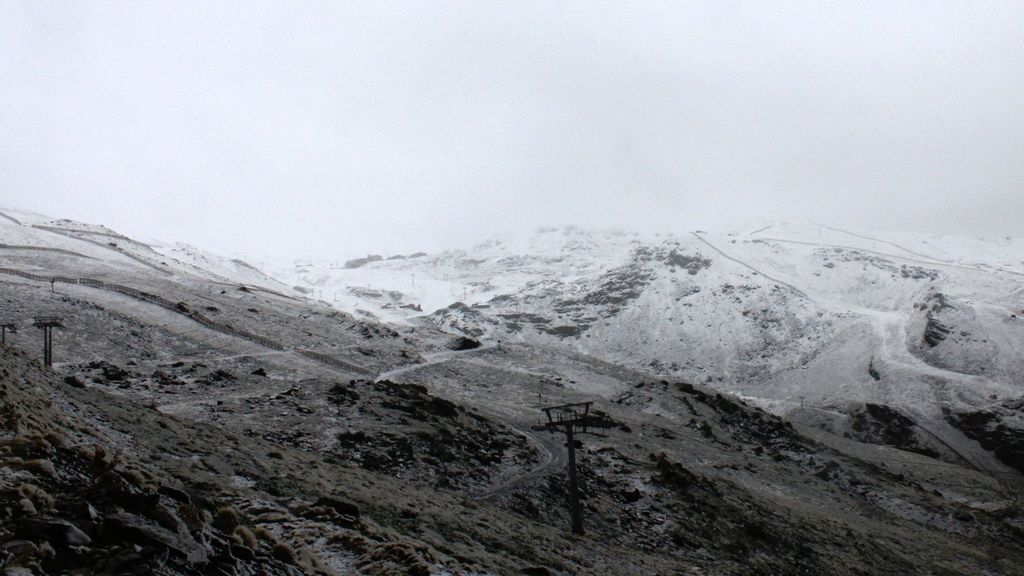 Atención esquiadores: primeras nevadas en Sierra Nevada (y puede que algo se quede)