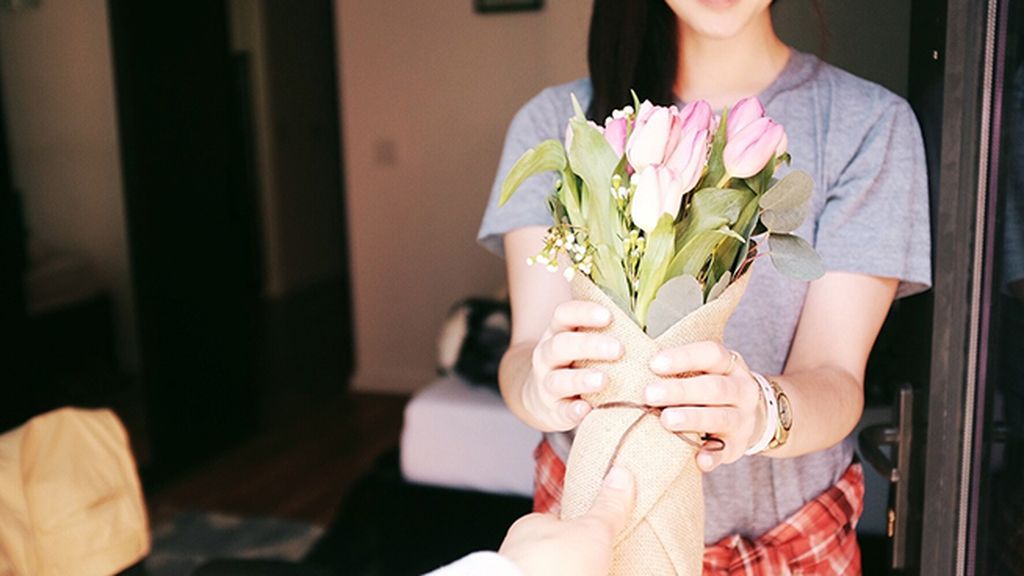 Regalar un ramo de flores y que la cita sea alérgica