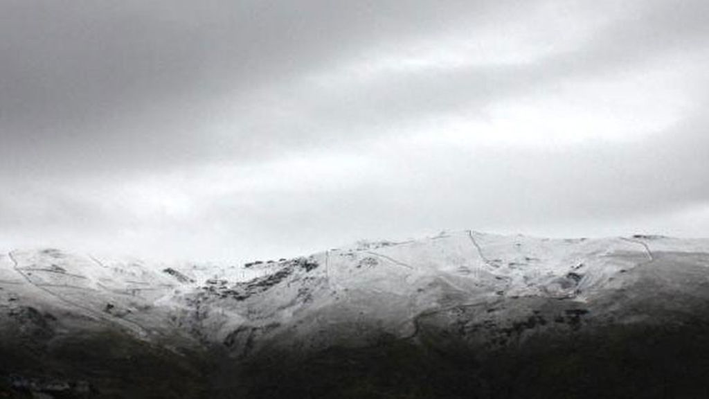 Atención esquiadores: primeras nevadas en Sierra Nevada (y puede que algo se quede)