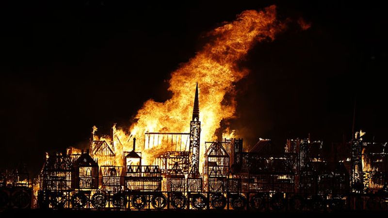 ¡Fuego contra fuego! Londres vuelve a arder 350 años después de su gran
