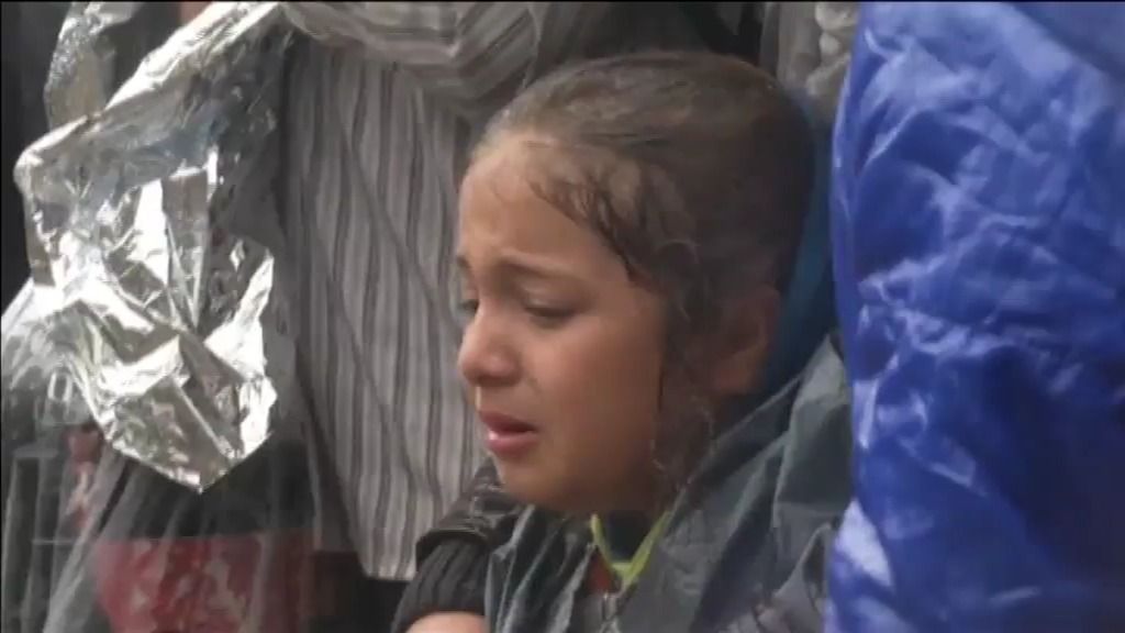La lluvia y el barro dificultan el largo éxodo de los refugiados sirios