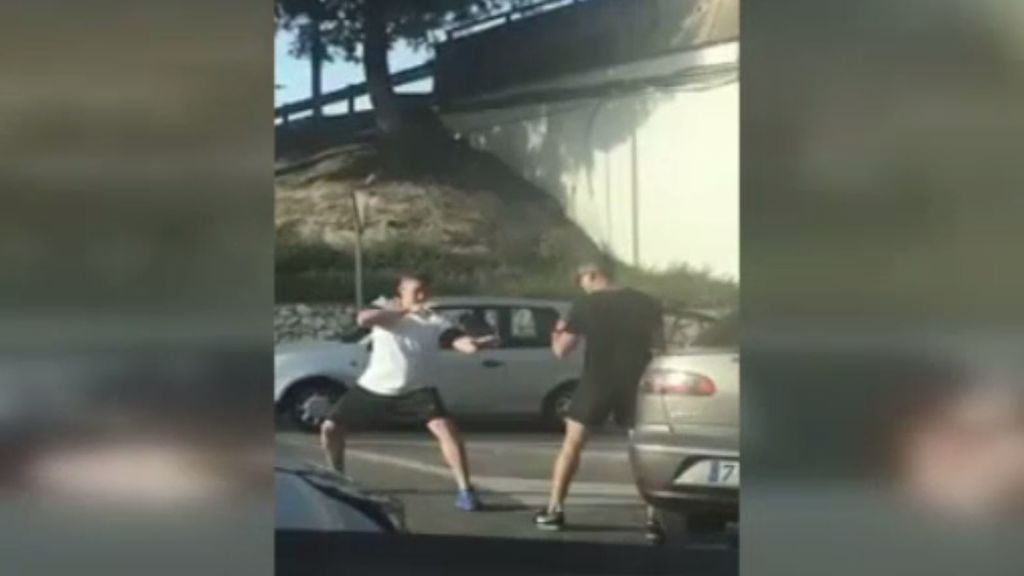 Dos hombres bloquean la carretera de Mijas 'peleándose' al estilo ninja