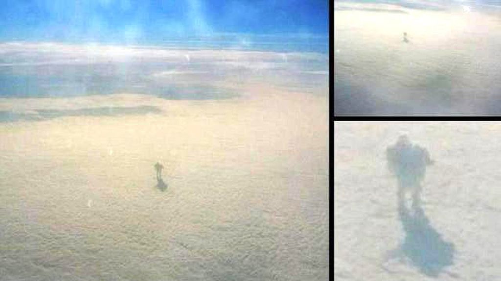 ¿Es eso un robot gigante que camina entre las nubes?