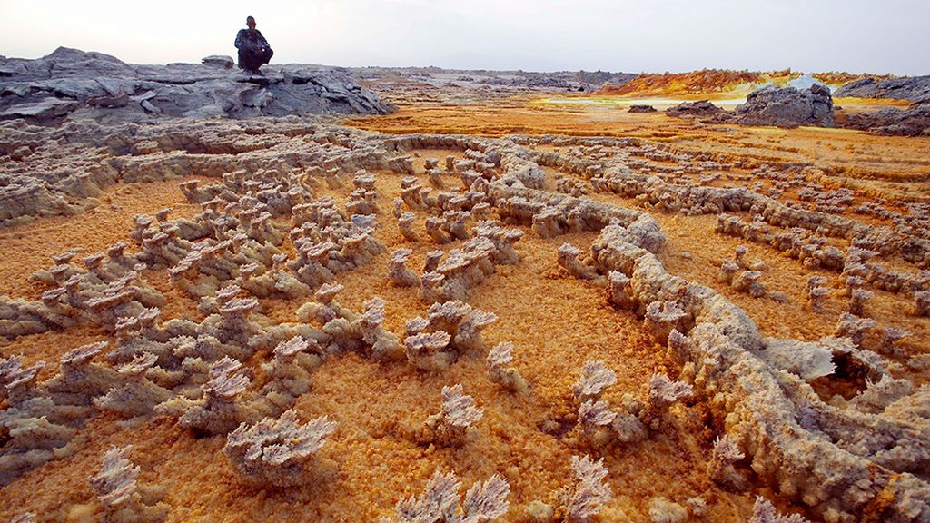 Un pueblo sobrevive con sal en el desierto