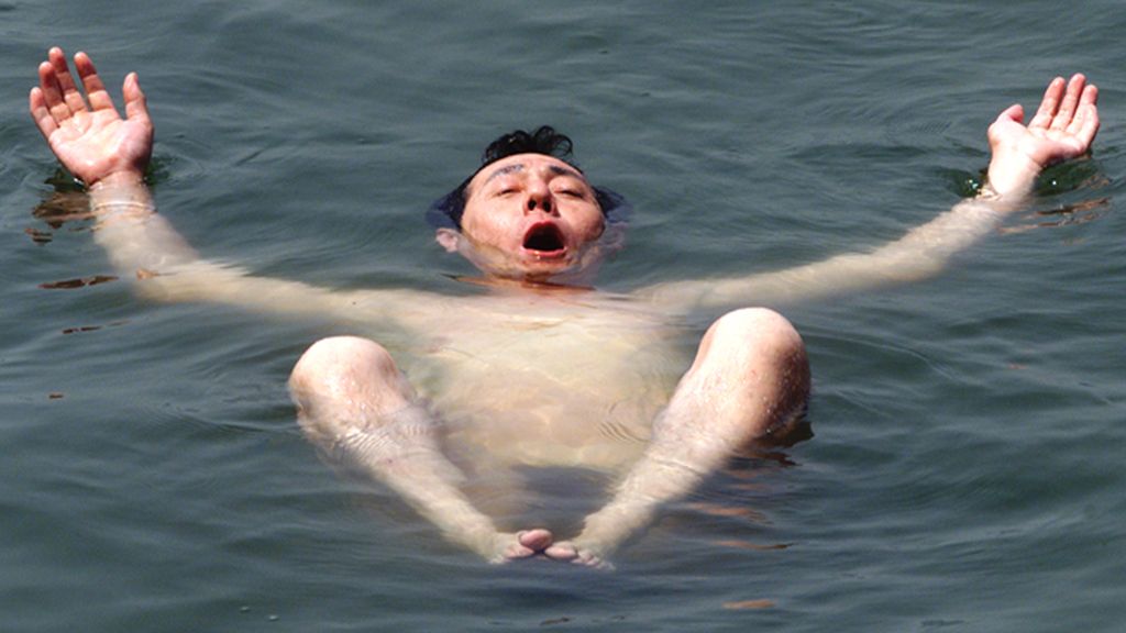 Posturas en el agua, el decoro no las fragua