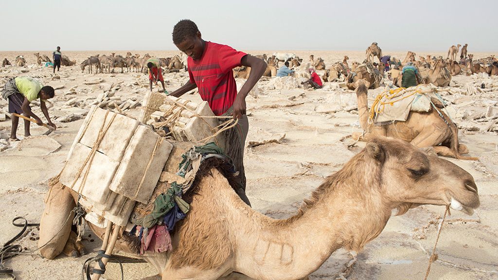 Un pueblo sobrevive con sal en el desierto