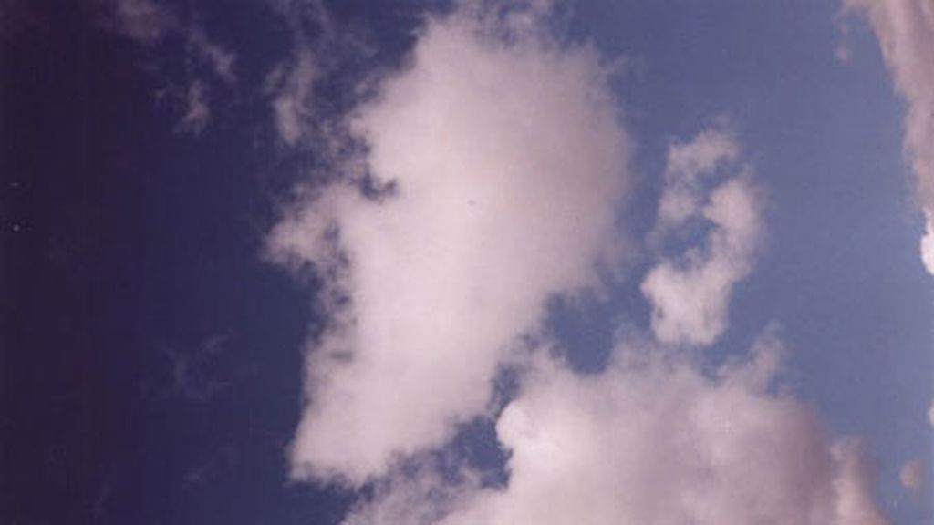 Es una 'meta-persona': una persona que mira a otra persona que mira a otra persona que mira el cielo...