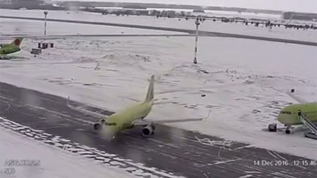 Aterrizaje forzoso en Siberia: un avión derrapa en la pista cubierta de hielo