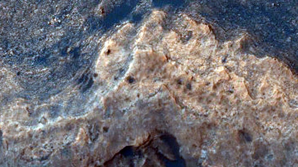 El Rover Curiosity vigila el cráter Gale, lugar en donde se han localizado restos minerales de posibles antiguos lagos