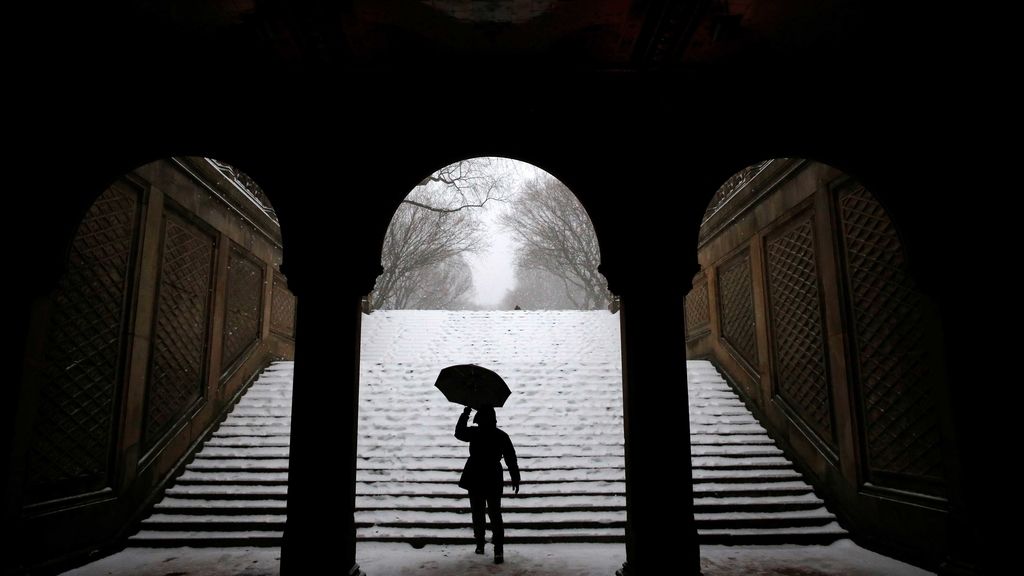 La ciudad está con vuelos cancelados, servicios mínimos y locales cerrados