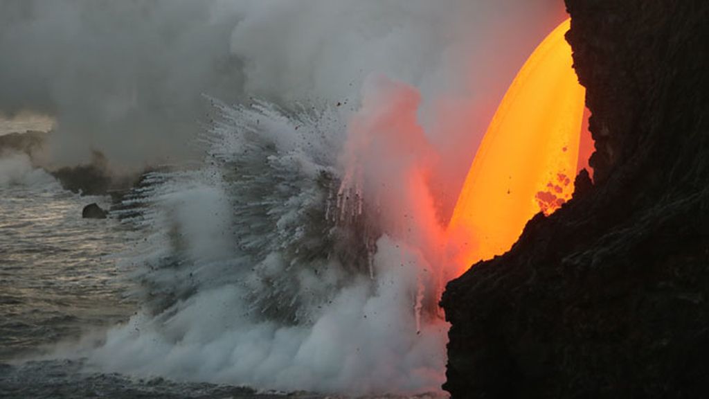 La lava causó explosiones litorales que se alzarón dos veces por encima del acantilado