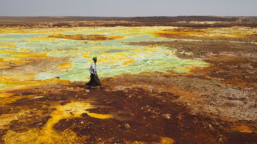 Un pueblo sobrevive con sal en el desierto