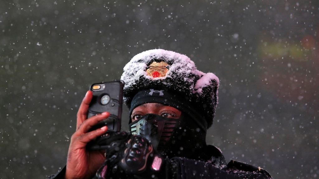 La ciudad está con vuelos cancelados, servicios mínimos y locales cerrados