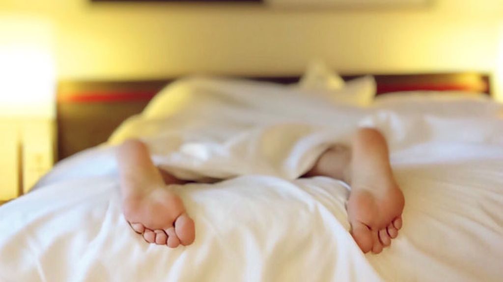 Llega la temporada de los pies fríos: Trucos para calentarte los pies en la cama