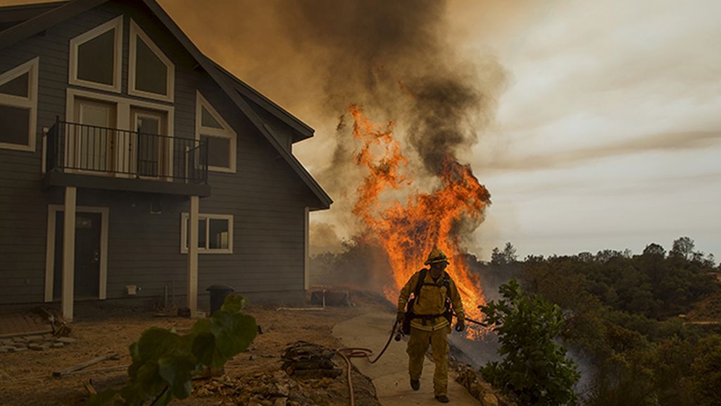 Un incendio en California deja un muerto y más de 400 edificios calcinados