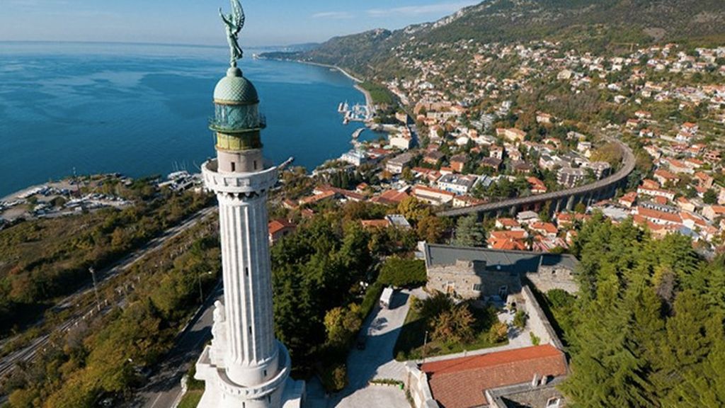 Tras la luz del Faro Della Vittoria