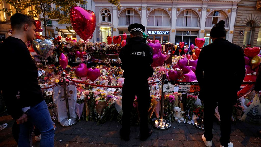 Manchester rinde homenaje a la víctimas del atentado una semana después
