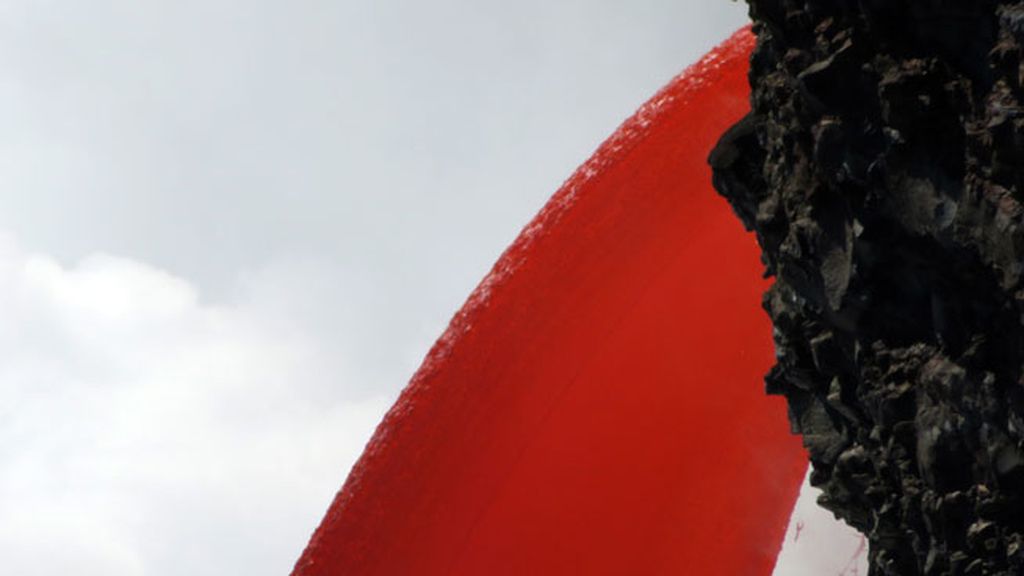 La lava causó explosiones litorales que se alzarón dos veces por encima del acantilado