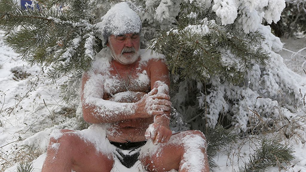 Nadadores en medio de la nieve