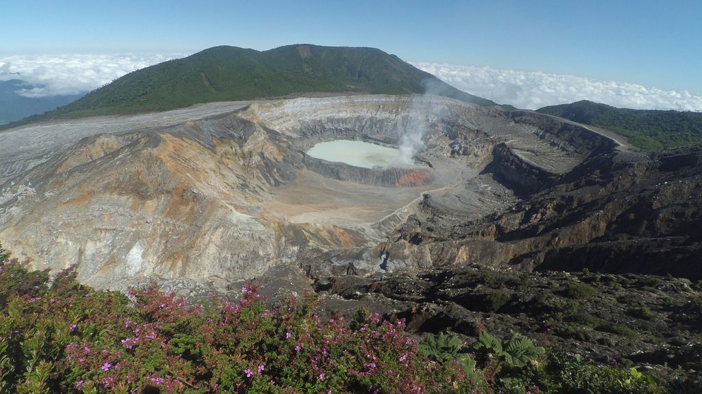 Un cráter ácido con laguna de agua caliente en Costa Rica