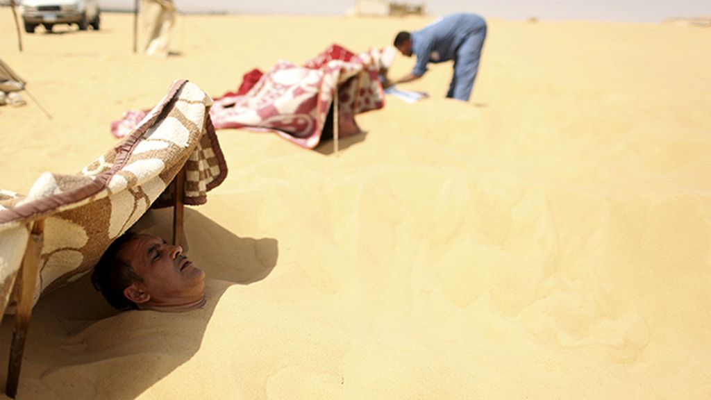 ¿Baños de arena caliente para curar la impotencia? En Egipto lo hacen