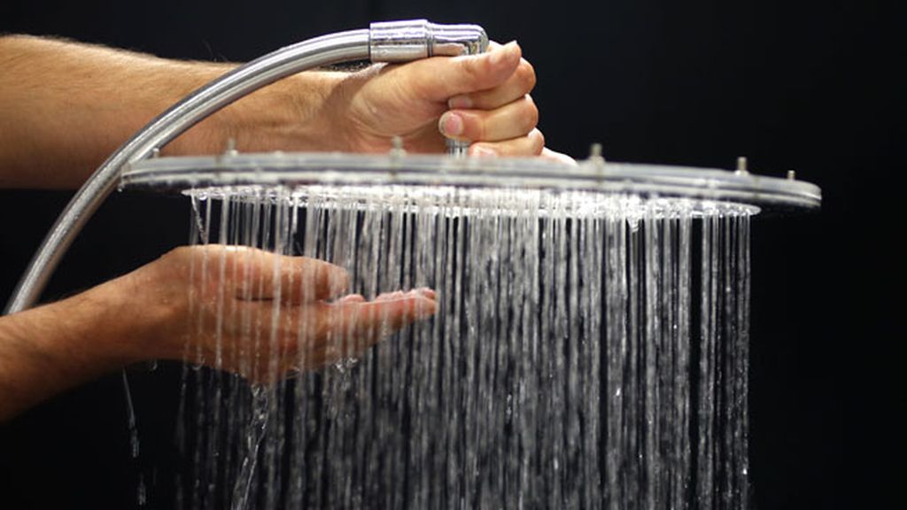 ¿Es cierto que si te duchas con agua fría puedes evitar cogerte un resfriado?