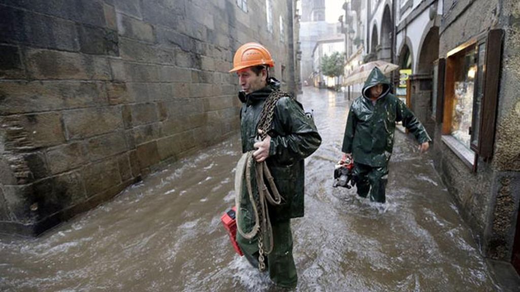 Los bomberos achican agua en las calles de Santiago