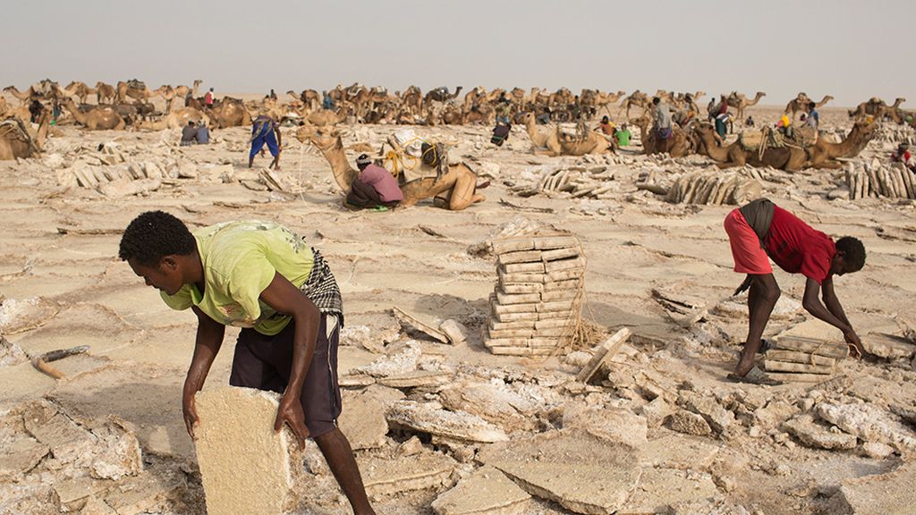 Un pueblo sobrevive con sal en el desierto