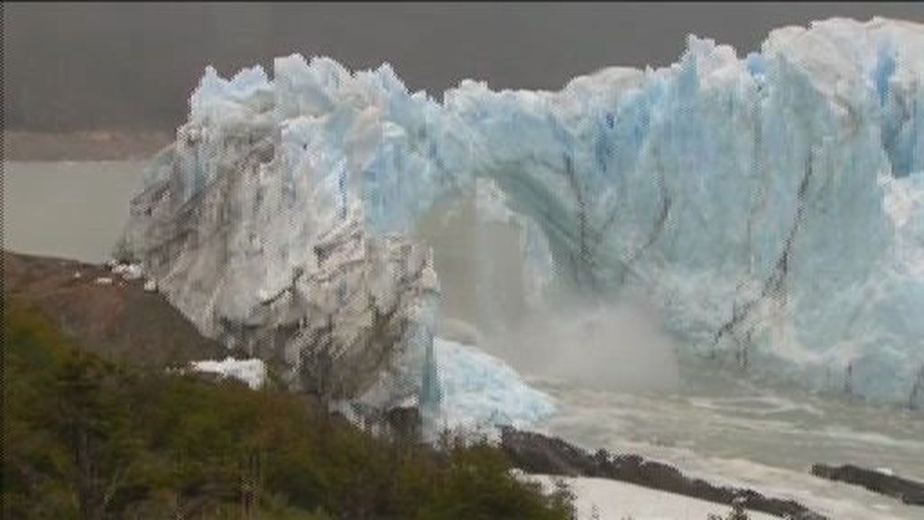 El glaciar Perito Moreno se desploma