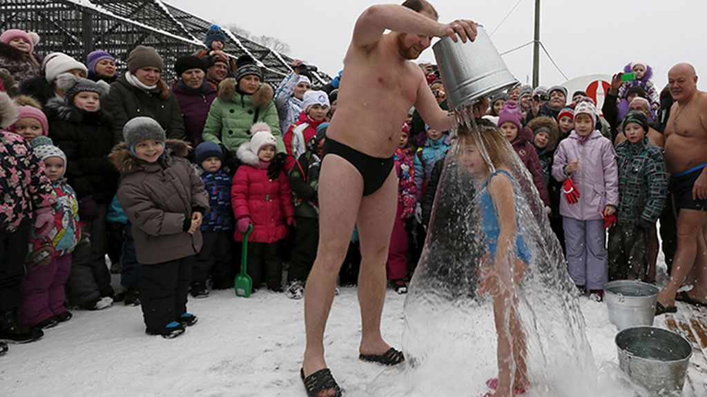 Nadadores en medio de la nieve