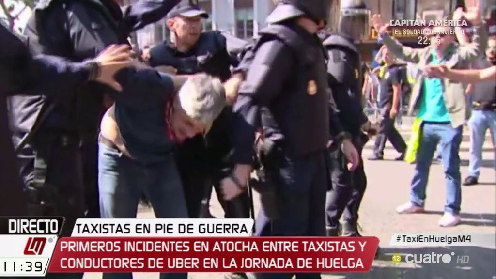 ‘LM4’ captan en directo la primera detención en la manifestación del sector del taxi