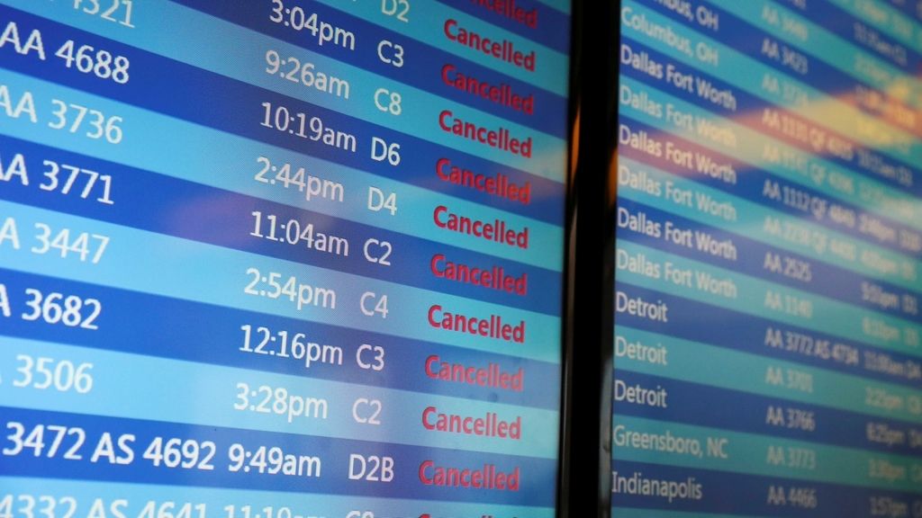 La ciudad está con vuelos cancelados, servicios mínimos y locales cerrados