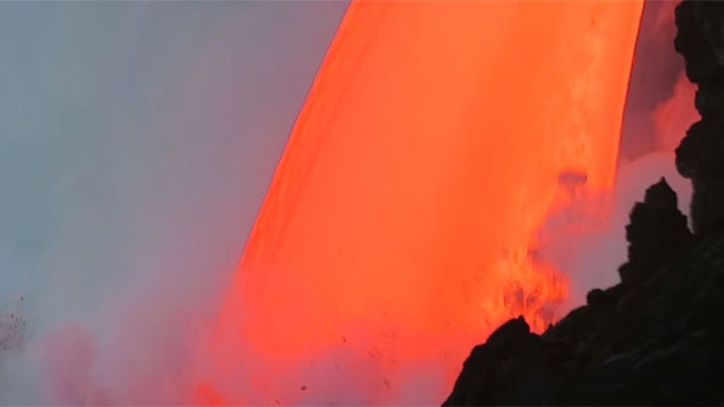 La lava causó explosiones litorales que se alzarón dos veces por encima del acantilado