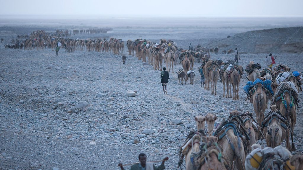 Un pueblo sobrevive con sal en el desierto