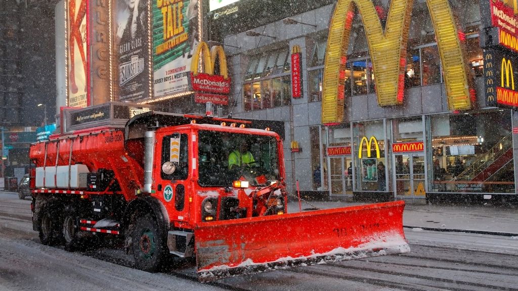 La ciudad está con vuelos cancelados, servicios mínimos y locales cerrados