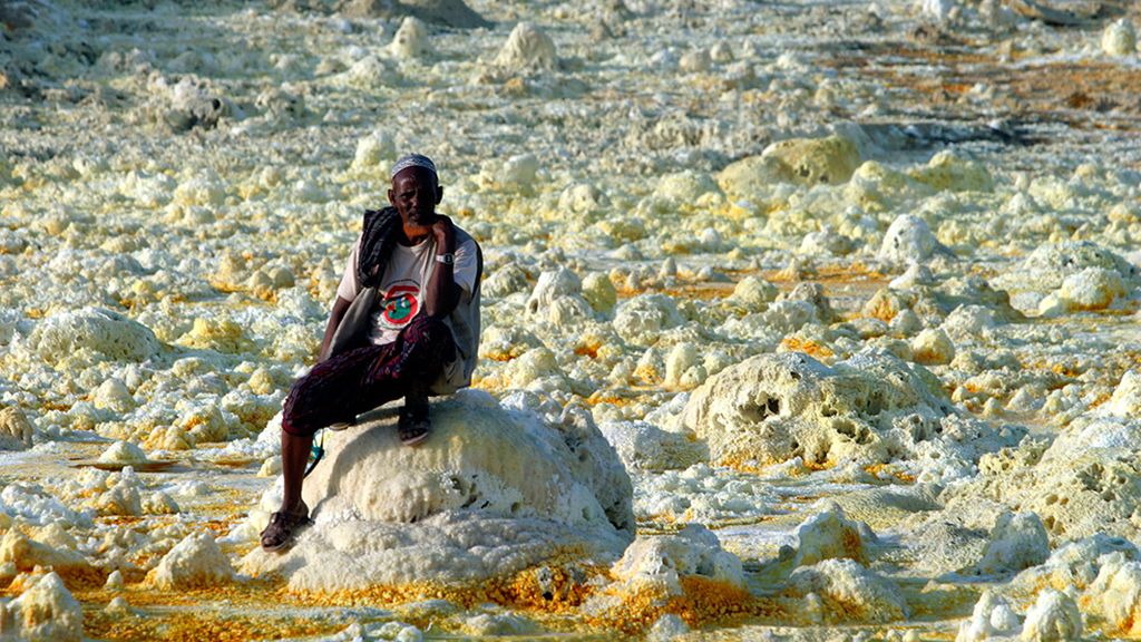 Un pueblo sobrevive con sal en el desierto