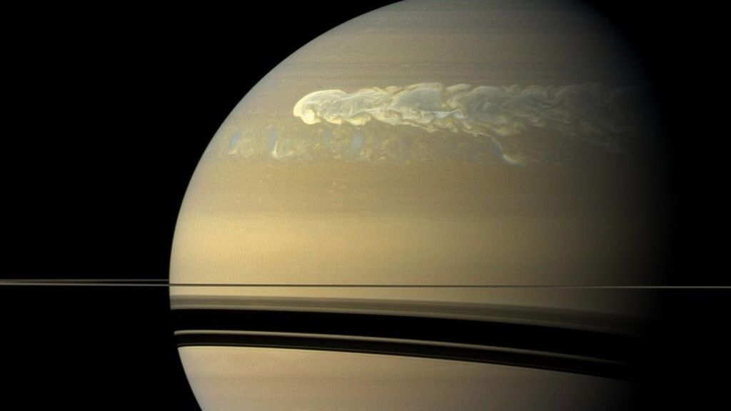 Saturno y sus manchas blancas