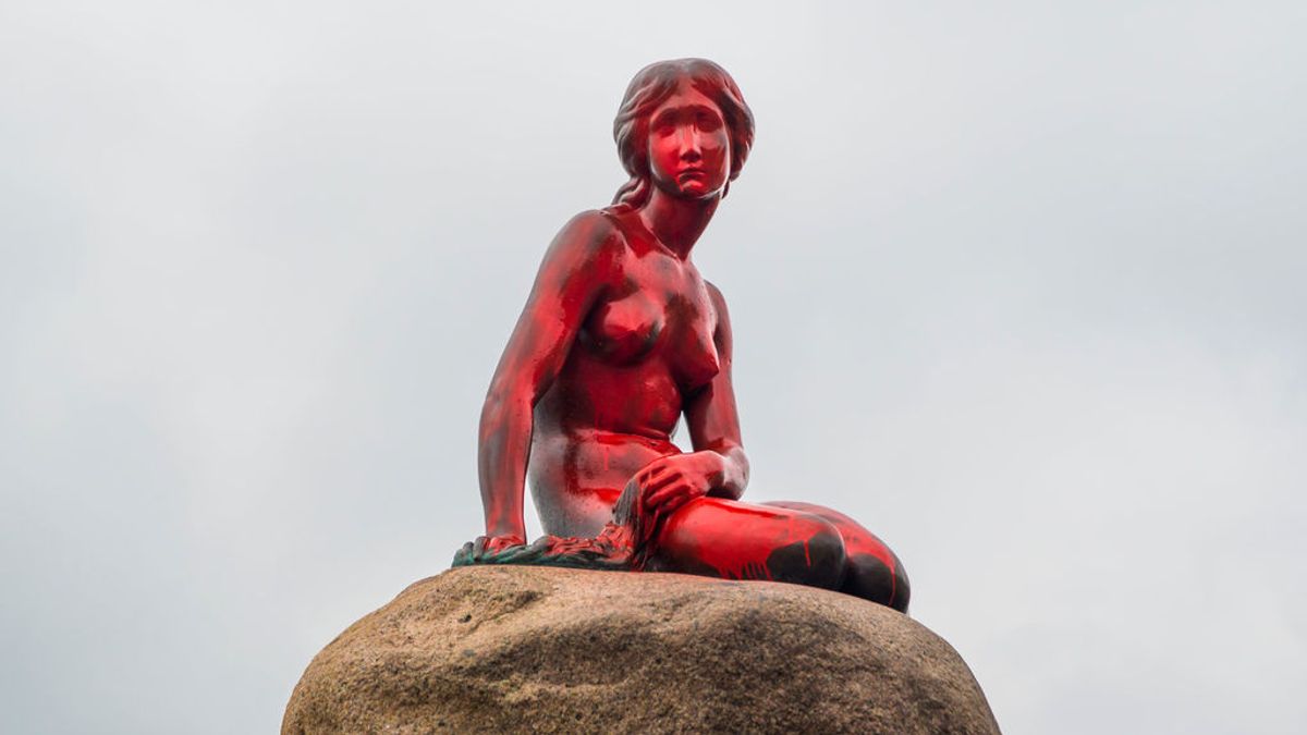Pintan de rojo a la 'Sirenita' de Copenhague como protesta contra la caza de ballenas