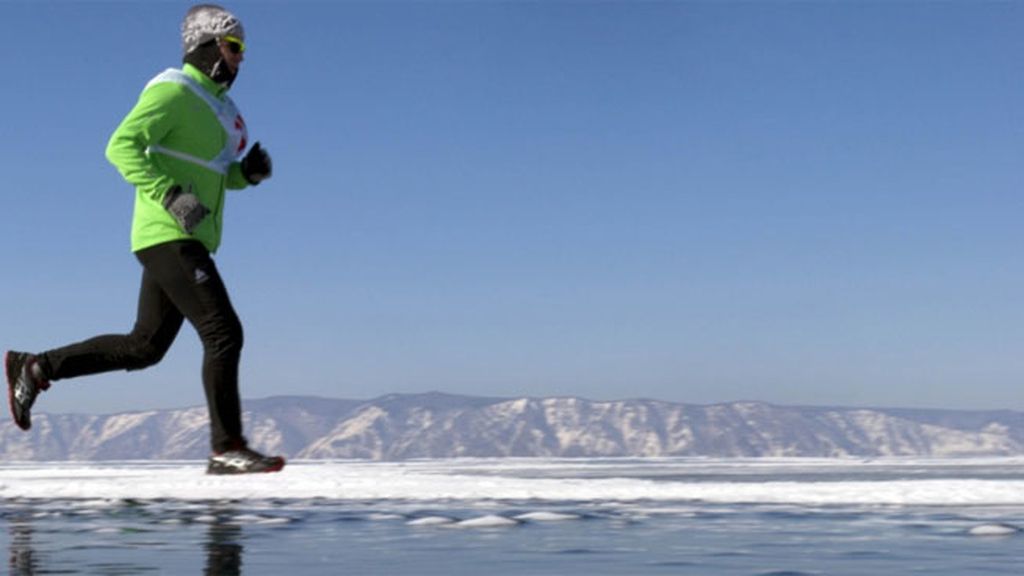 Correr una maratón sobre el lago helado más largo y profundo del mundo