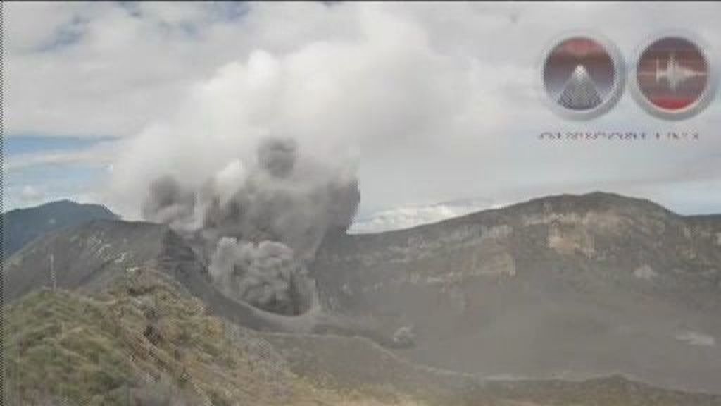 El volcán Turrialba de Costa Rica, en plena erupción de ceniza y gases