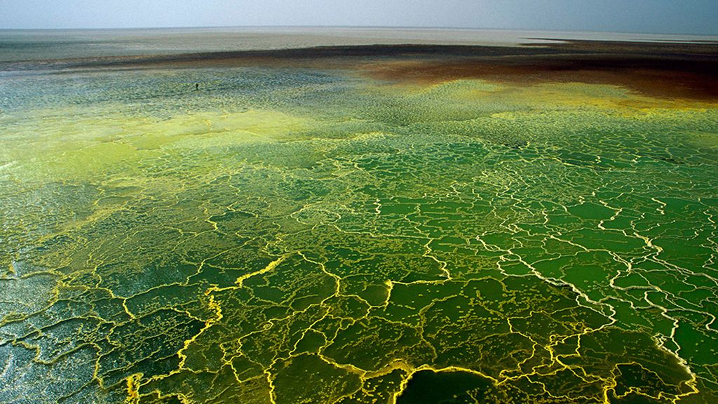 Un pueblo sobrevive con sal en el desierto