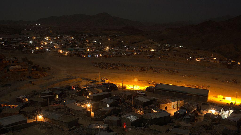 Un pueblo sobrevive con sal en el desierto