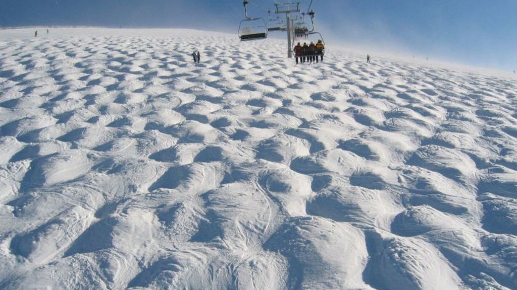 Una tarta de nata gigante o los perfectos montículos de una pista de esquí francesa