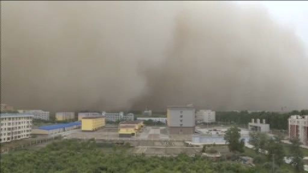 Una tormenta de arena engulle una ciudad en China durante una hora