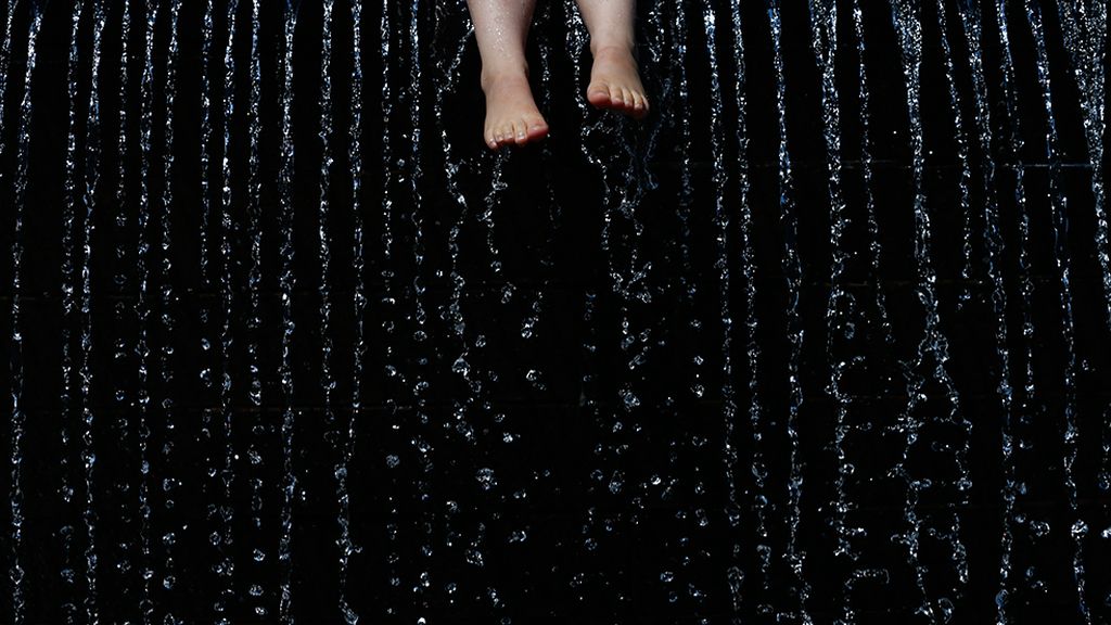 Luz, agua y colores para despedir al sol