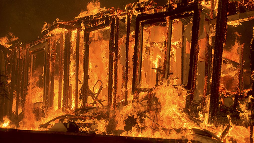 Un incendio en California deja un muerto y más de 400 edificios calcinados